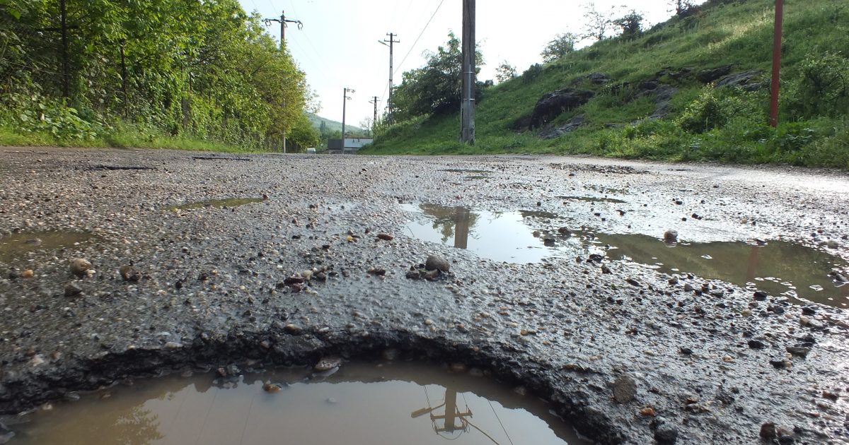 Gropile din drumurile județene defectează microbuzele școlare