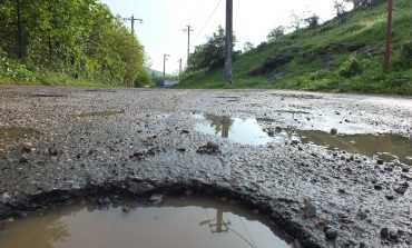 Gropile din drumurile județene defectează microbuzele școlare