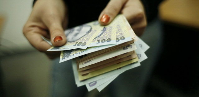Dascălii de la Moldova Nouă îşi pot lua salariile
