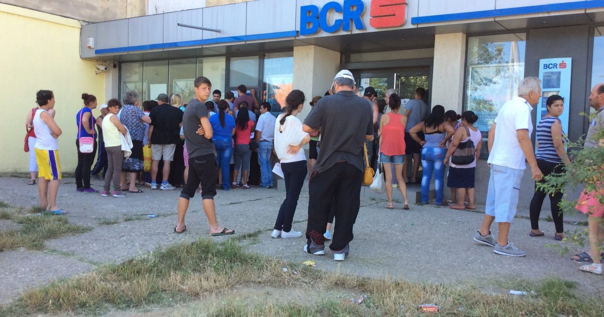 Cozi interminabile la bancomatele din Moldova Noua!!!