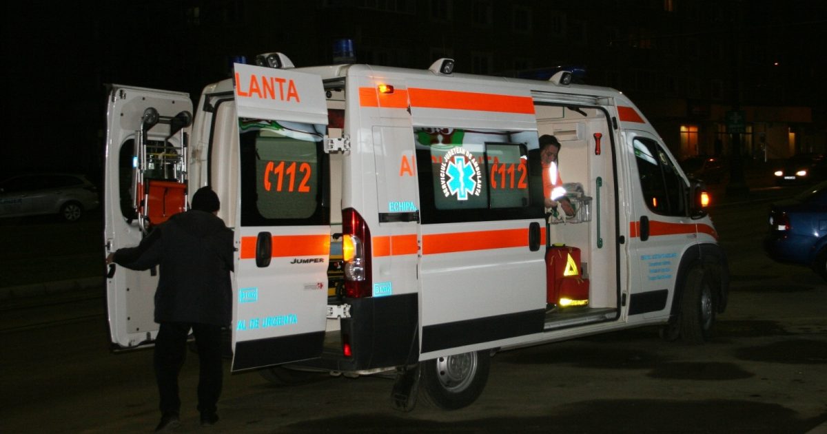 Conducând fără permis, a sărit din stâlp în stâncă. Fetiţa lui e în stare gravă!