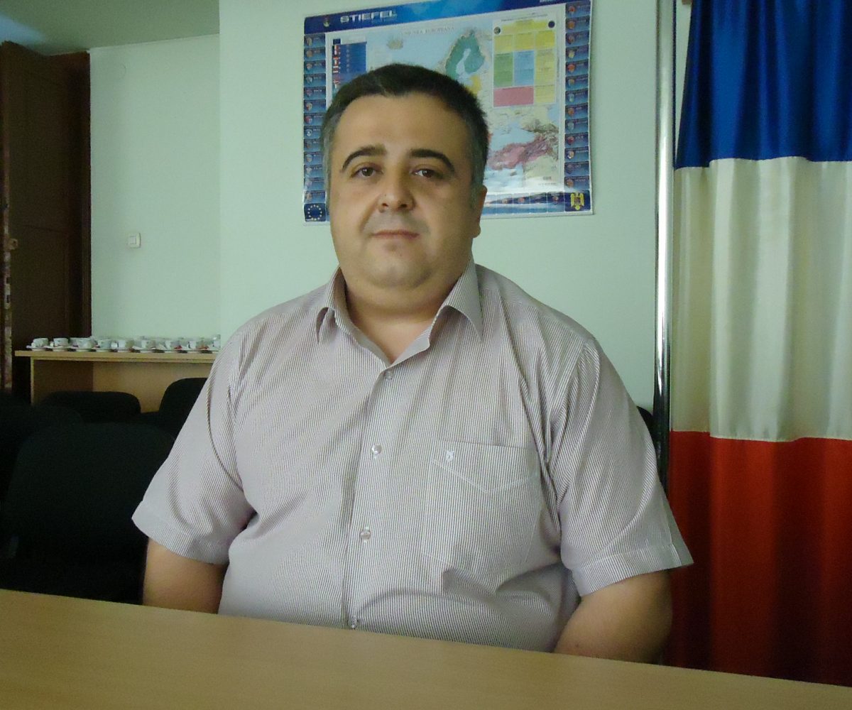 Ciovela Secretarul primăriei Moldova Noua prins în,, menghina,, PNL-ului