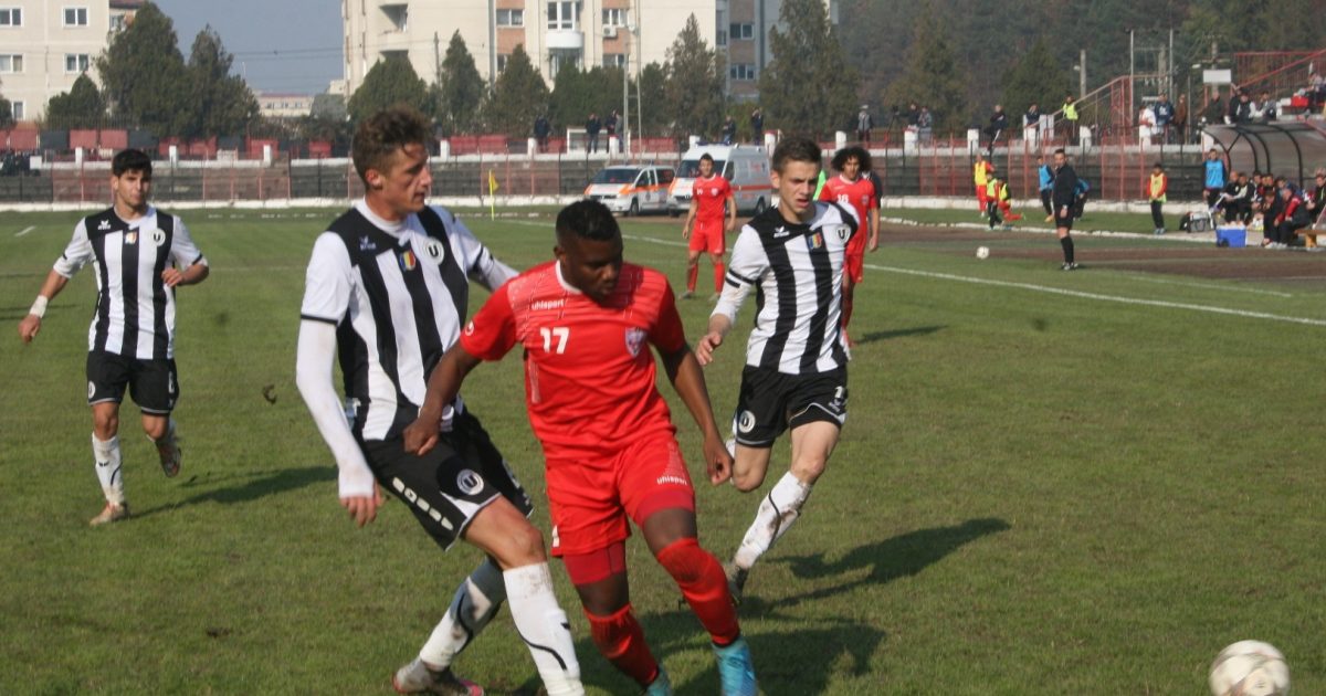 Metalul Reşiţa şi FC Caransebeş se afundă tot mai adânc în subsolul clasamentului