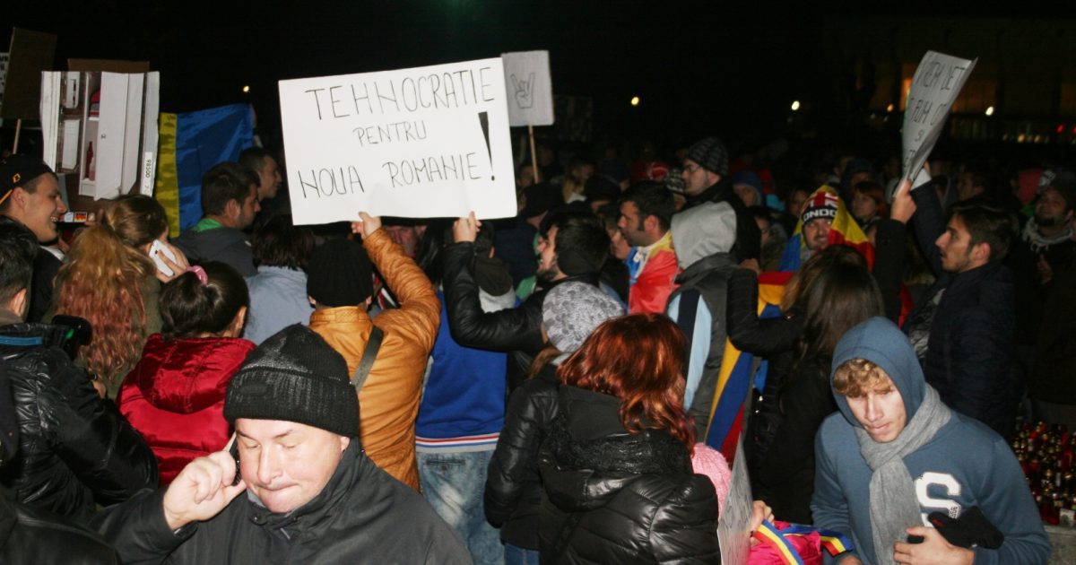 Peste 1000 de reşiţeni au protestat împotriva autorităţilor şi a politicienilor corupţi