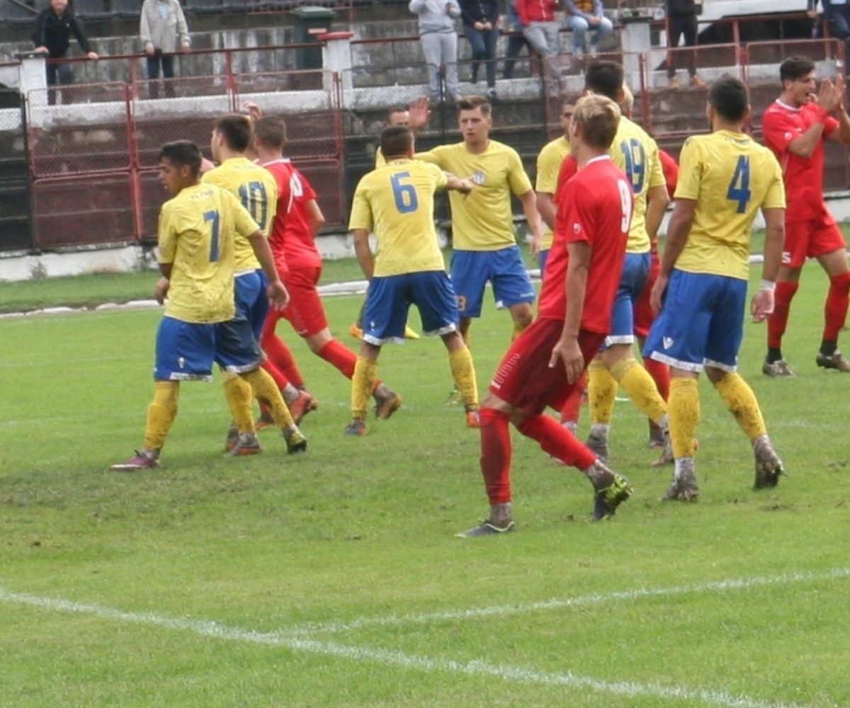 FC Caransebeş a învins pe Metalul Reşiţa, în derbyul codaşelor