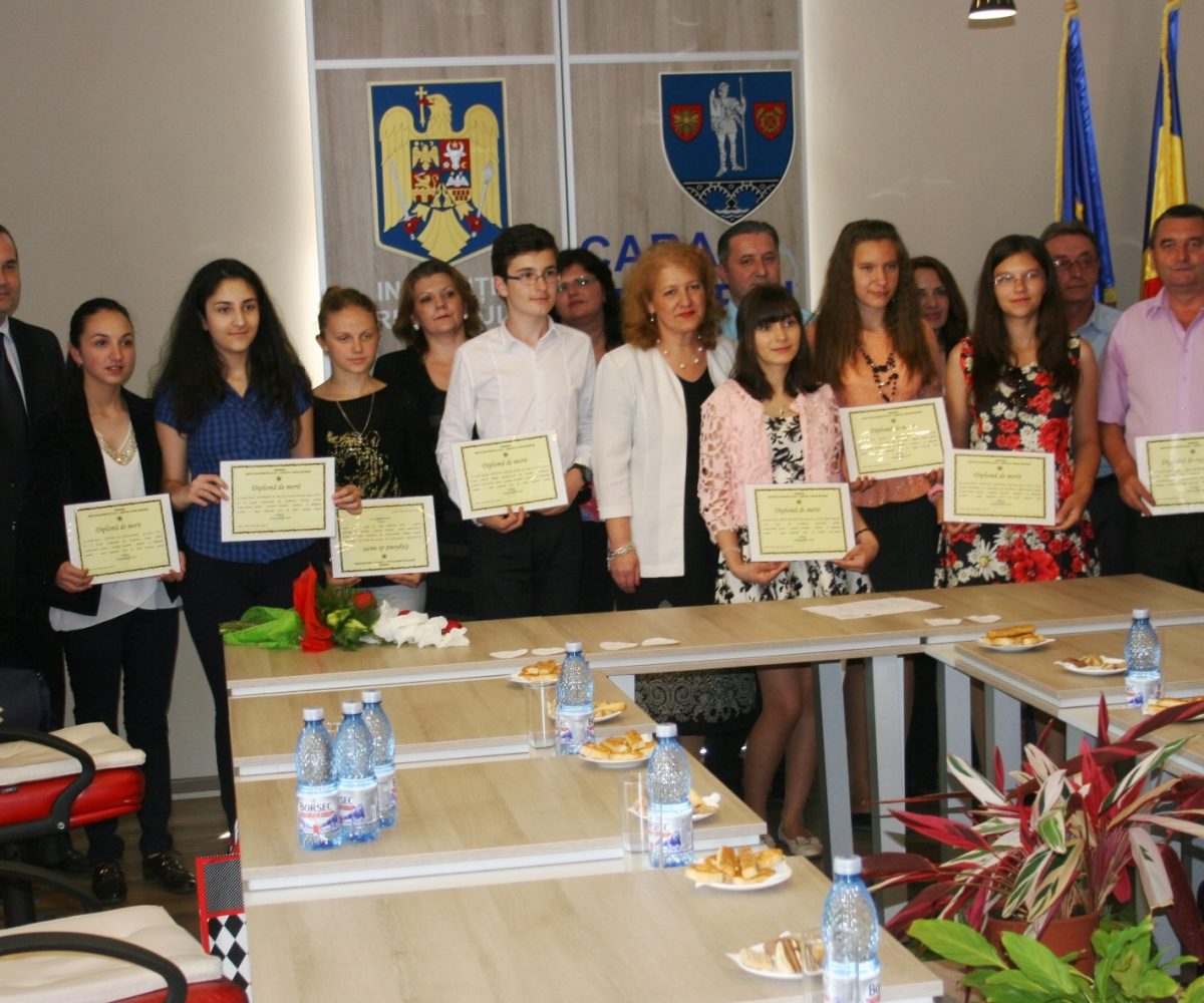 Elevii din Caraş-Severin, care au obţinut locul întâi la olimpiadele şcolare pe ţară, au fost premiaţi