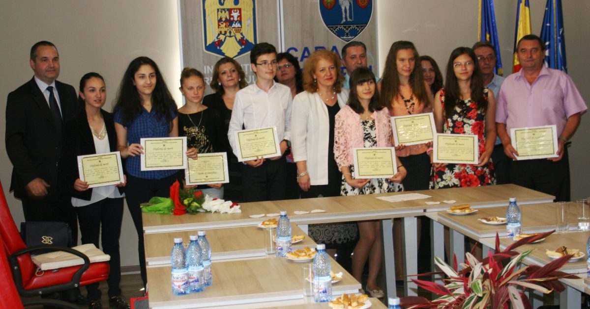 Elevii din Caraş-Severin, care au obţinut locul întâi la olimpiadele şcolare pe ţară, au fost premiaţi