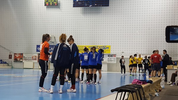 Echipa de handbal feminin, Universitatea Reșița, în duel cu ultima clasată