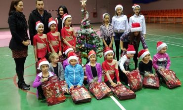 Fetele de la gimnastică ritmică, au defilat la “Cupa Moș Crăciun”