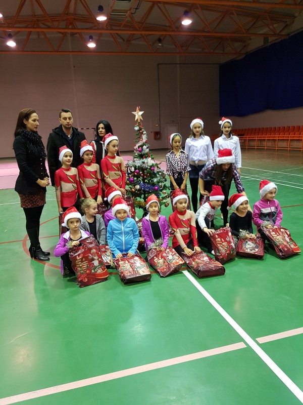 Fetele de la gimnastică ritmică, au defilat la “Cupa Moș Crăciun”