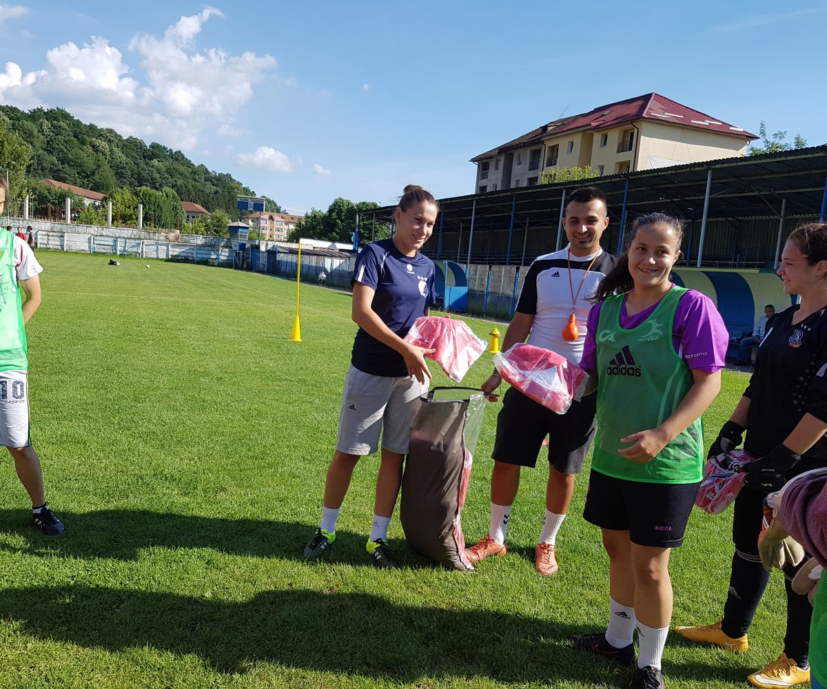 Fotbalista Laura Rus, a venit la Reșița cu o surpriză pentru fetele de la Banat Girls