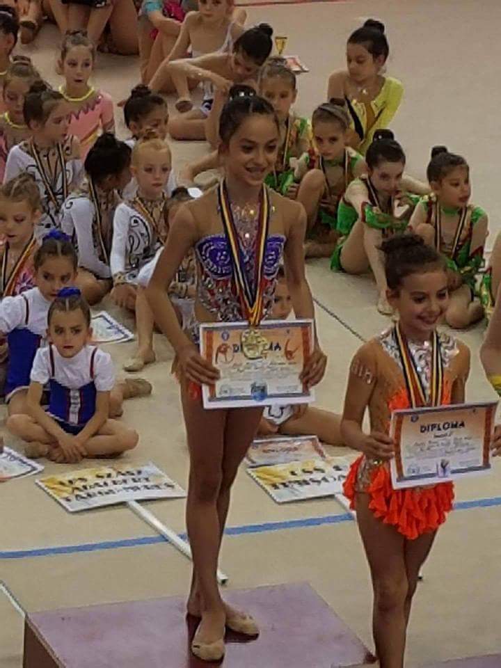 10 medalii școlare, pentru fetele de la gimnastică ritmică