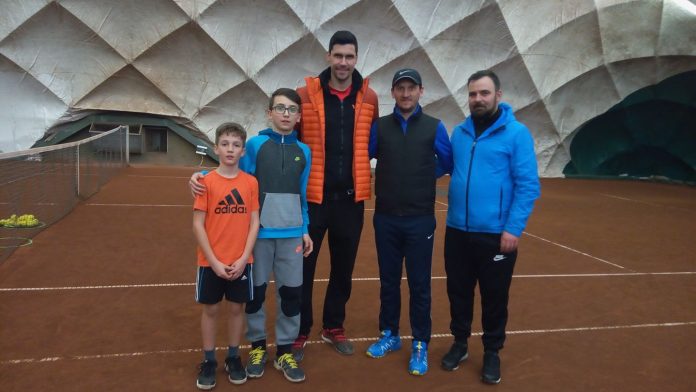 Doi tenismeni reșițeni, “în mâinile” lui Victor Hănescu!