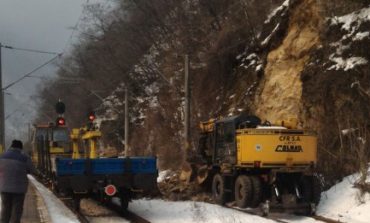 Traficul feroviar blocat la Băile Herculane, în urma unei alunecări de teren.