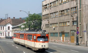 Cablurile "fantomă" de pe stâlpii de tramvai din Reşița, în vizorul Primăriei.