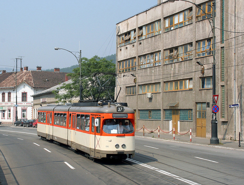 Cablurile „fantomă” de pe stâlpii de tramvai din Reşița, în vizorul Primăriei.