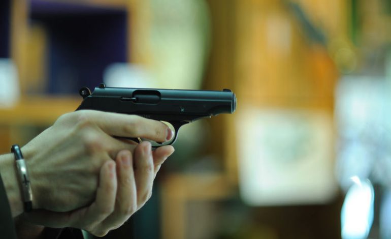 E LEGE! Românii vor avea liber să dețină arme LETALE, chiar și infractorii