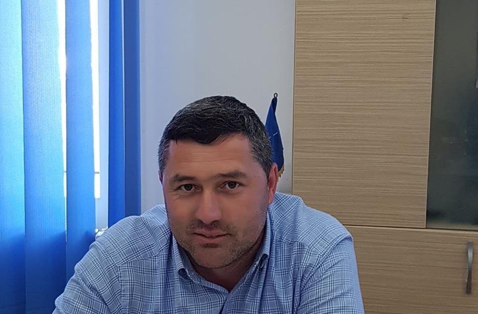 Scandal uriaș la Ciclova Română: viceprimarul Golu nu vrea să-i predea ștampila primarului Percea! Cere ordin scris de la Prefect!