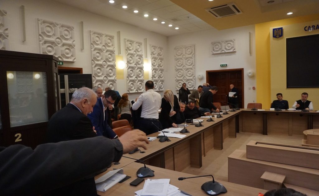 Scandal pe împărțirea banilor la Consiliul Județean, liberalii au lăsat scaunele goale,consilieri Verzi din Moldova Noua,model pentru liberalii caraseni!