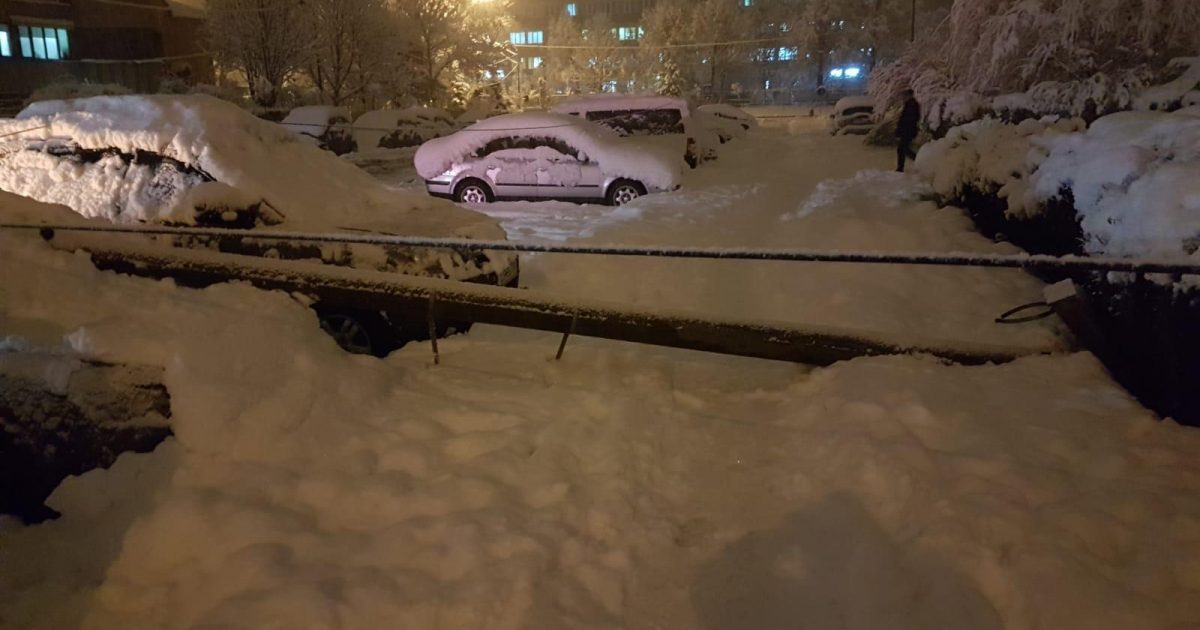 Ninsorile închid zeci de școli din județ