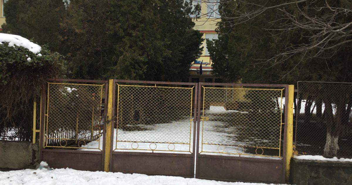 Scoala Gimnazială „Sofia Arcan”  din Moldova Nouă, avizată de I.J. de învăţământ fara  elevi si cu lacătul pe uşă!