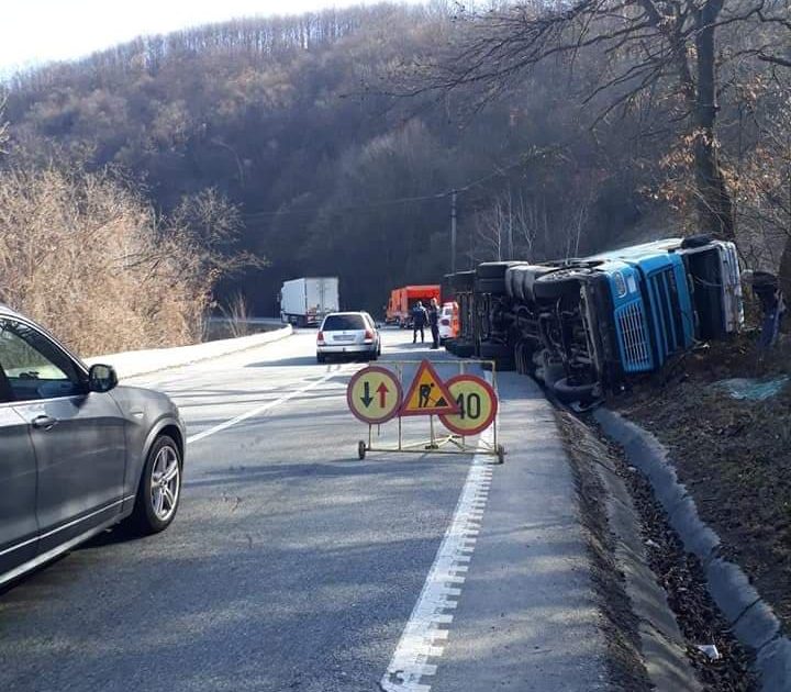 Accident pe DN 6, circulație îngreunată