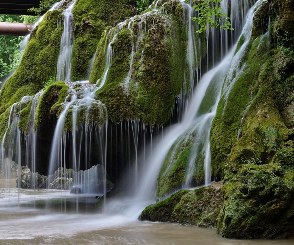 Guvernul promovează România cu Cascada Bigăr, dar alocă și bani pentru amenajarea turistică a zonei