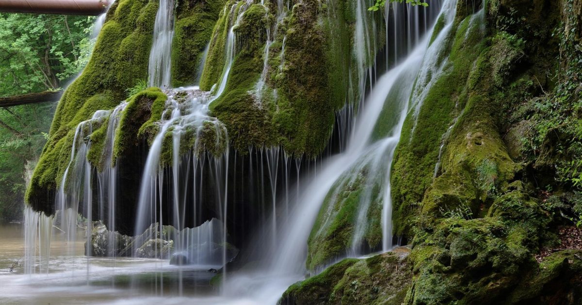 Guvernul promovează România cu Cascada Bigăr, dar alocă și bani pentru amenajarea turistică a zonei