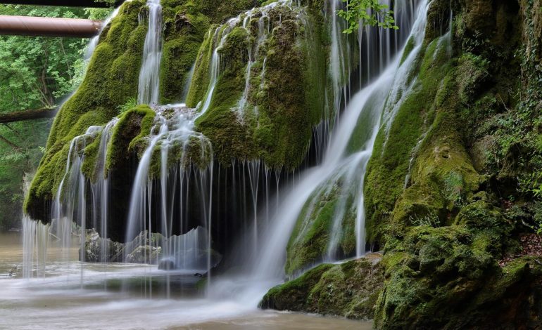 Guvernul promovează România cu Cascada Bigăr, dar alocă și bani pentru amenajarea turistică a zonei