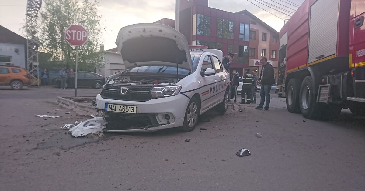 Accident rutier in Oravita ,cu mașina Poliției, polițistul șofer este rănit