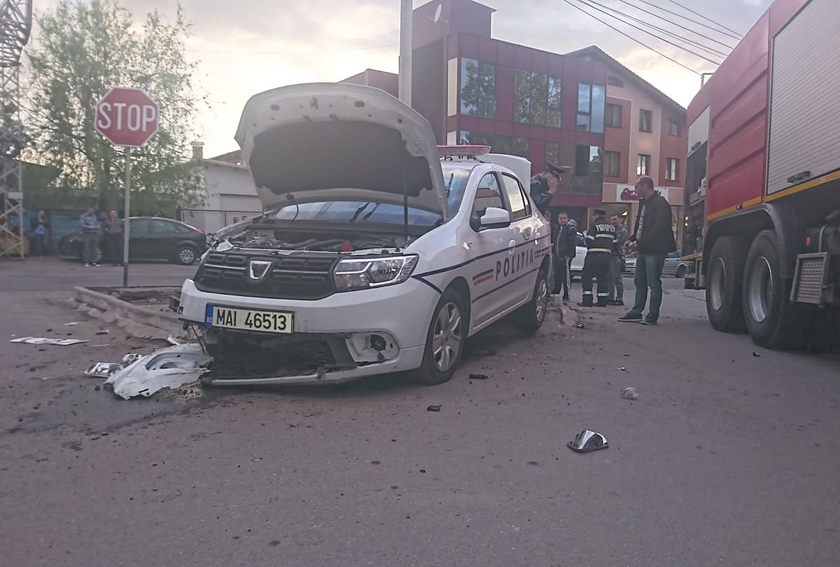 Accident rutier in Oravita ,cu mașina Poliției, polițistul șofer este rănit