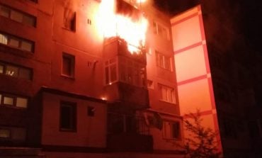Incendiu puternic într-un bloc din Reșița: un mort, 3 răniți și 21 de persoane evacuate