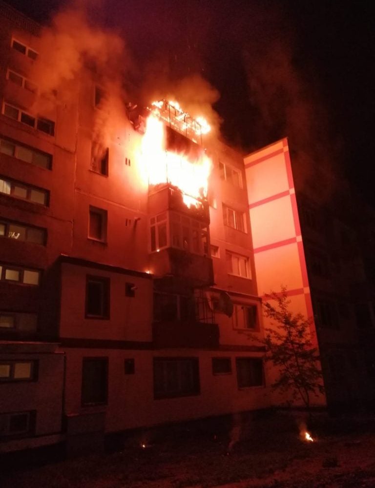 Incendiu puternic într-un bloc din Reșița: un mort, 3 răniți și 21 de persoane evacuate