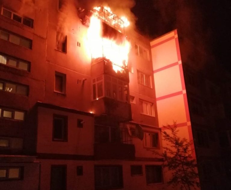 Incendiu puternic într-un bloc din Reșița: un mort, 3 răniți și 21 de persoane evacuate