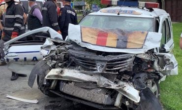 Mașină de poliție în misiune făcută praf într-un accident. Doi polițiști au ajuns la spital