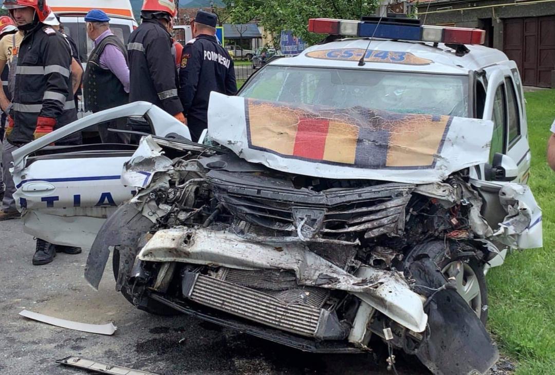 Mașină de poliție în misiune făcută praf într-un accident. Doi polițiști au ajuns la spital