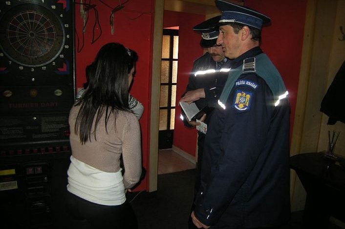 Jandarmii au dat iama în fumători și elevi chiulangi