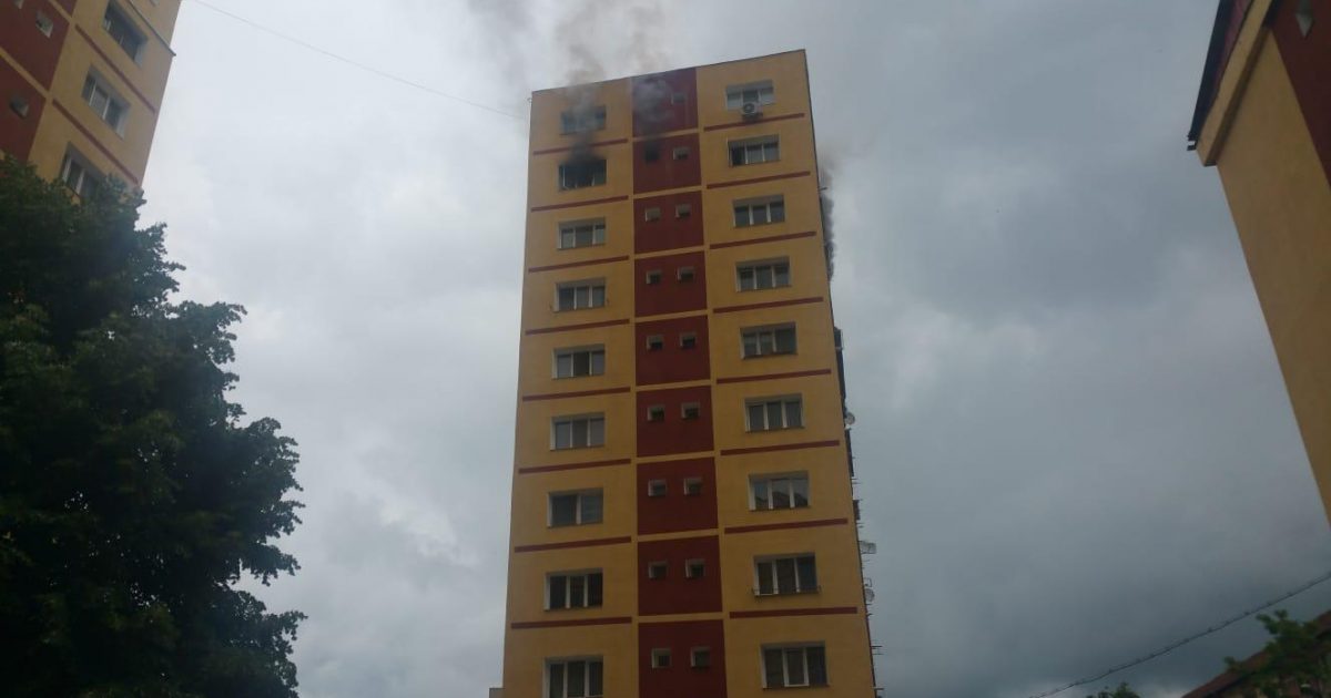 Locatarii dintr-un bloc cu zece etaje din Reşiţa, evacuaţi din cauza unui incendiu