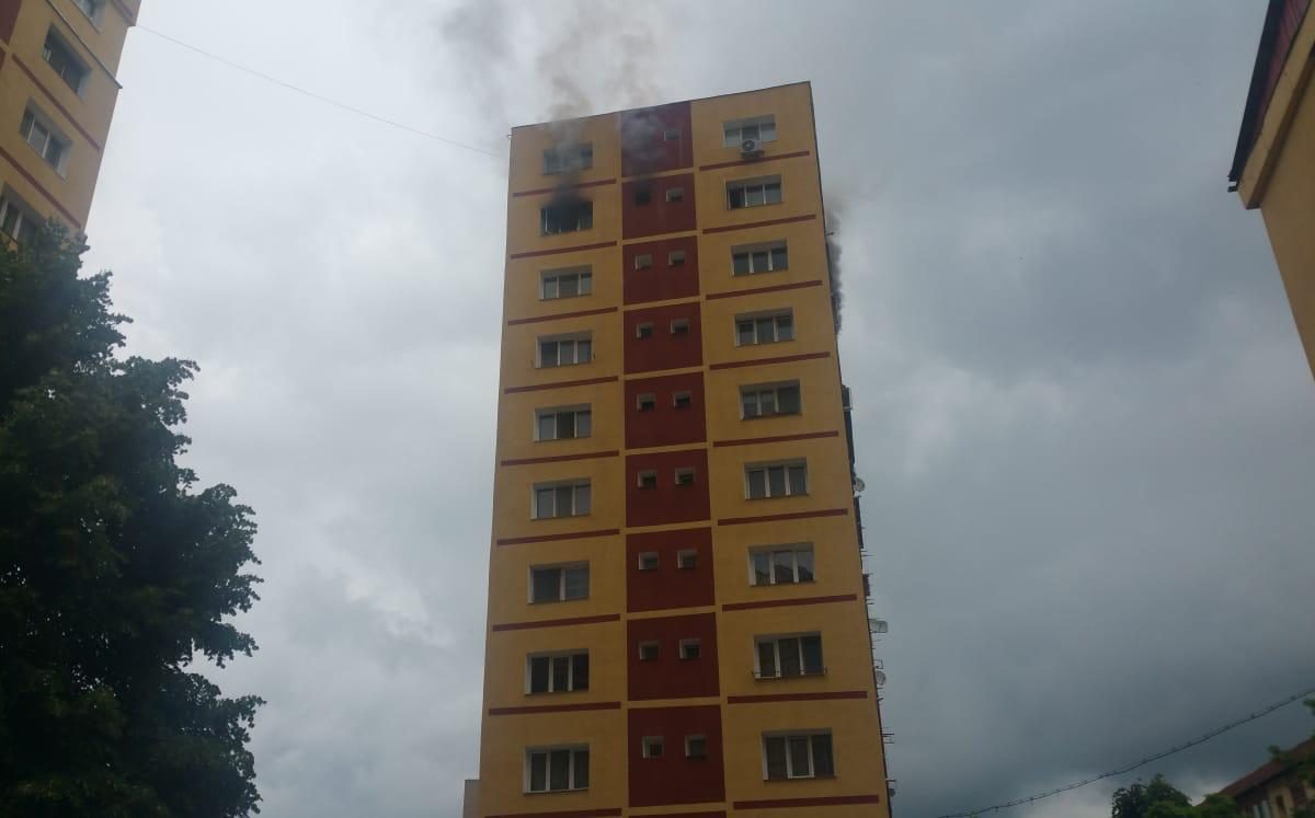 Locatarii dintr-un bloc cu zece etaje din Reşiţa, evacuaţi din cauza unui incendiu