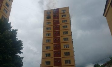 Locatarii dintr-un bloc cu zece etaje din Reşiţa, evacuaţi din cauza unui incendiu