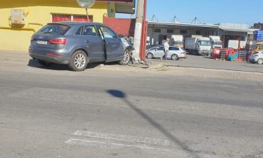 Un sofer prea grabit sau adormit a intrat in stalpul de iluminat public!