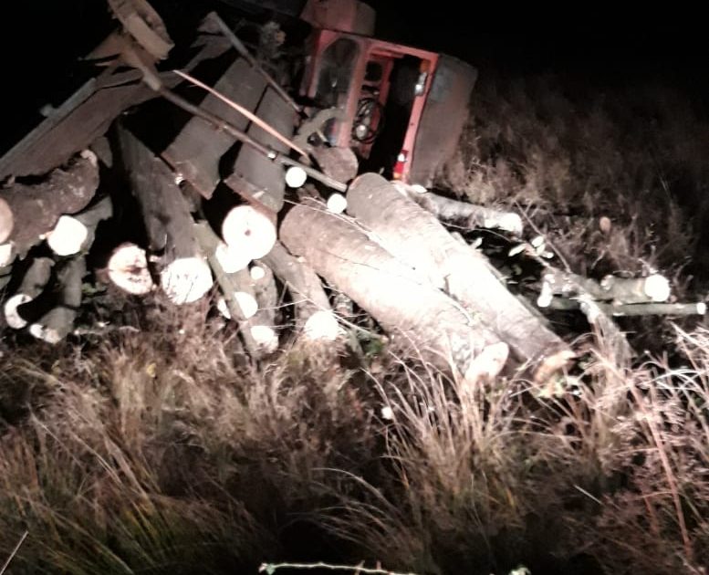 S-a răsturnat cu tractorul încărcat cu lemne, cel mai probabil tăiate ilegal