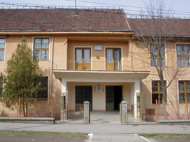 Amenințare cu bombă la un liceu din Caraș-Severin. Elevii au fost scoși din clădire