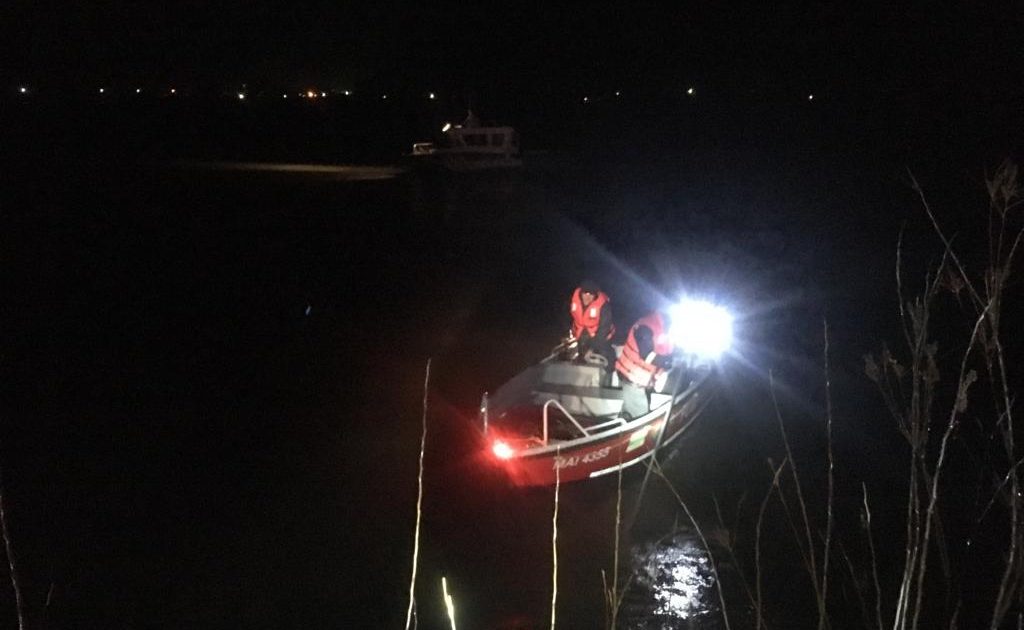 O maşină a căzut în Dunăre,  nefiind găsite persoane înăuntru; scafandrii fac căutări
