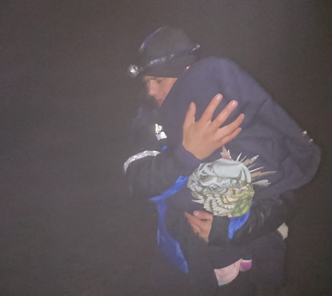 O familie cu un bebeluș în vârstă de 10 luni a fost salvată de jandarmi