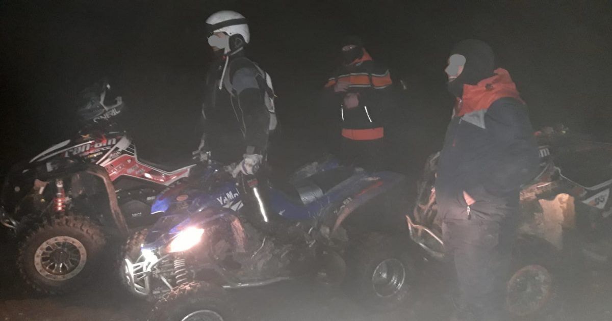 Trei tineri plecați cu ATV-urile într-o zonă greu accesibilă din Munții Semenic, salvați de jandarmi
