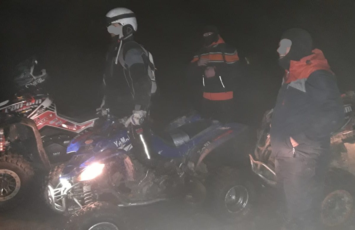 Trei tineri plecați cu ATV-urile într-o zonă greu accesibilă din Munții Semenic, salvați de jandarmi