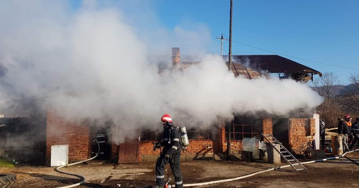 Incendiu puternic la Zăvoi