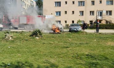 Motorul unei mașini a luat foc in apropierea Biserici Ortodoxe din Moldova Noua ,cartier Orasul Nou
