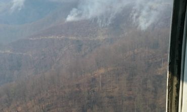 Puternic incendiu de vegetație în zona Băuțar, intervenția se face și cu elicoptere